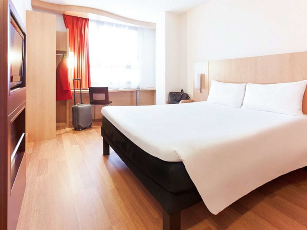 IBIS Cannes Mouans Sartoux Piscine parking gratuit