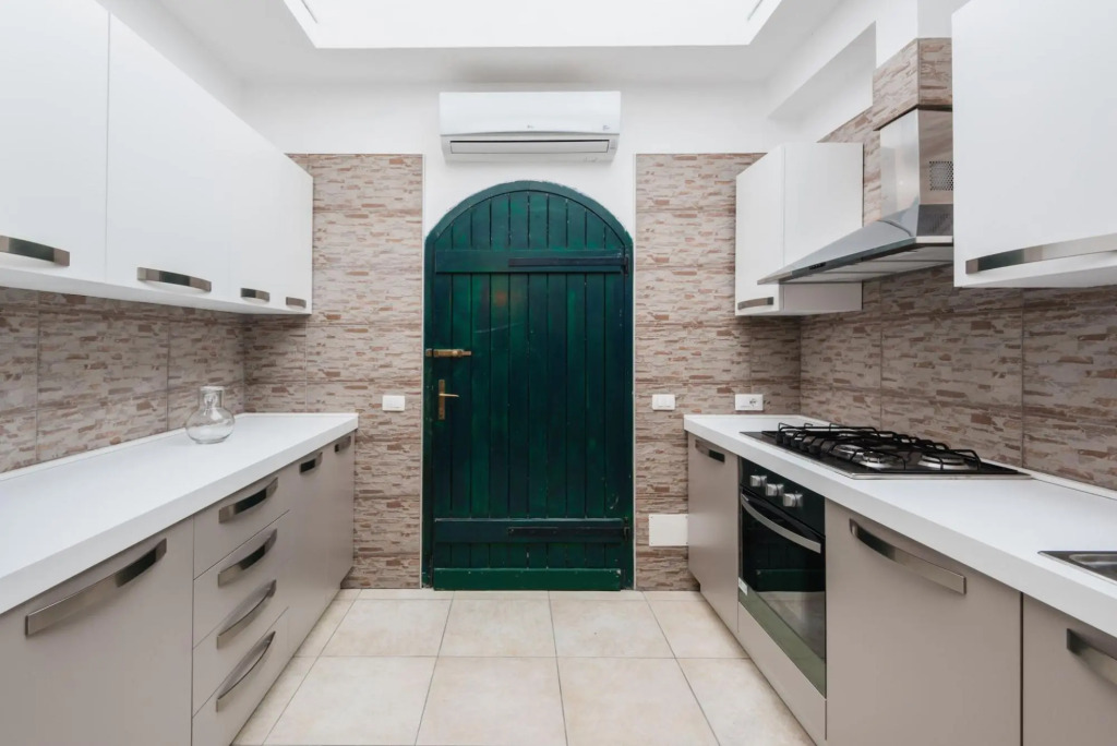 An independent villa of 250 square meters, is divided into 3 levels where the ground floor is the ma-VILLA BIANCA