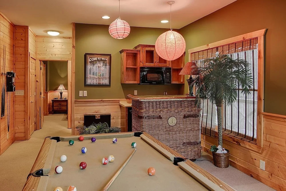 Airport Runway 33 3BR Cabin-Sleeps 10-Near Pigeon Forge FREE Tickets-1 Mile to Downtown