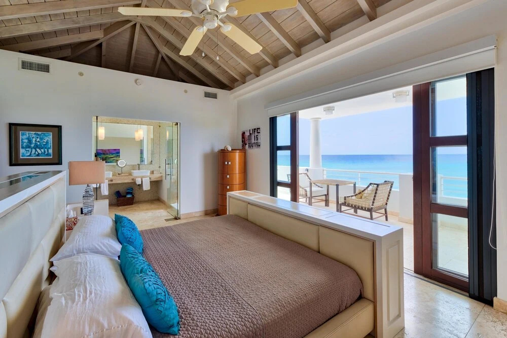 Direct Ocean Views and Beach Access, Swimming Pool, AC, Free Wifi, Near Shops & Restos