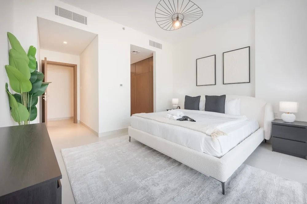 Elegant Relaxing 3-bedroom Apartment in Perfect Location at Canal Front 6