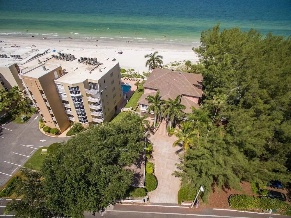 Coastal Dream Beach House 3 Bedroom Home by Redawning