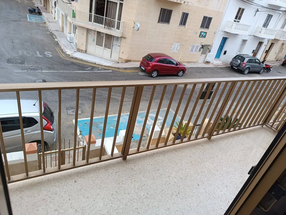 Seaside Stylish and Spacious 2-bedroom Apartment