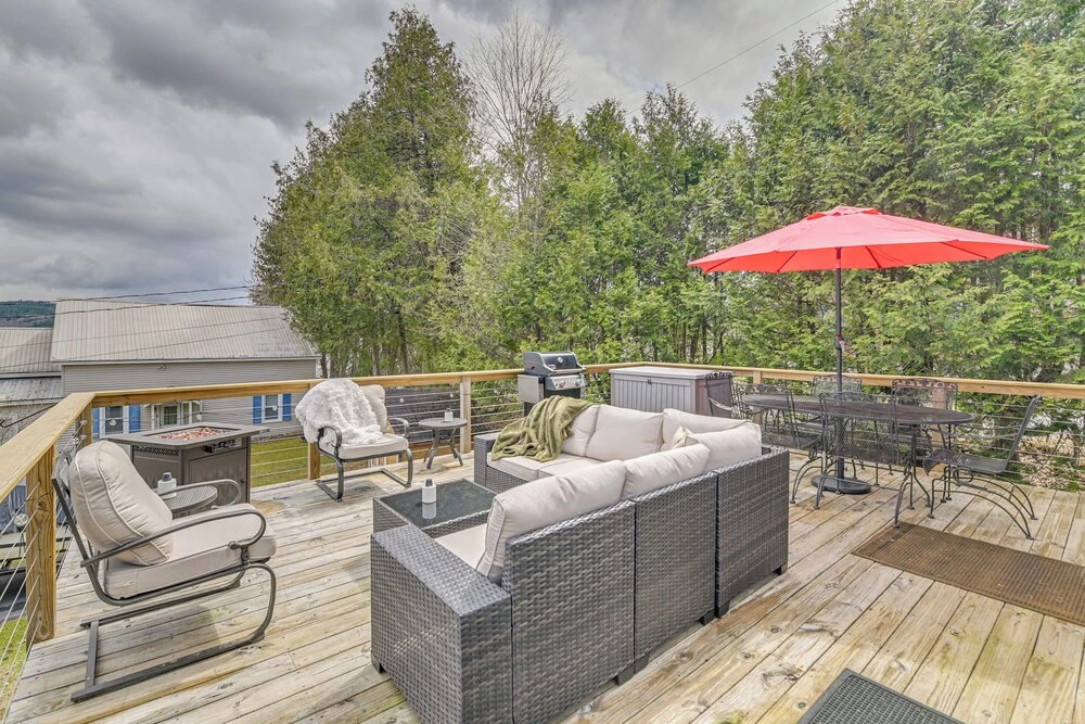 Cabin w/ Shared Beach & Great Views, Walk to Town