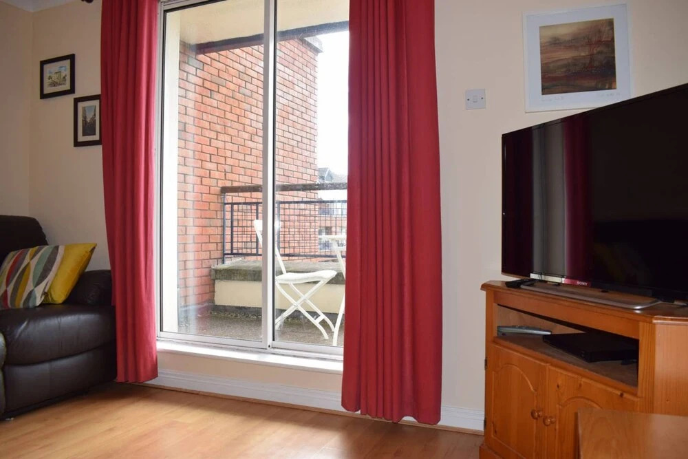Colourful and Cosy 2 Bed in Ifsc With Balcony