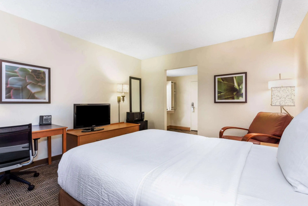 Отель Baymont by Wyndham Orlando South