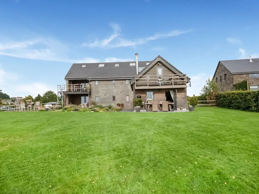 Tranquil Holiday Home in Mont with bubble bath, Terrace, Garden