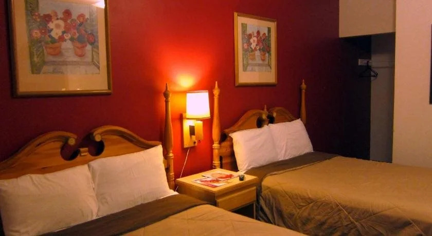 Mac’s Motel