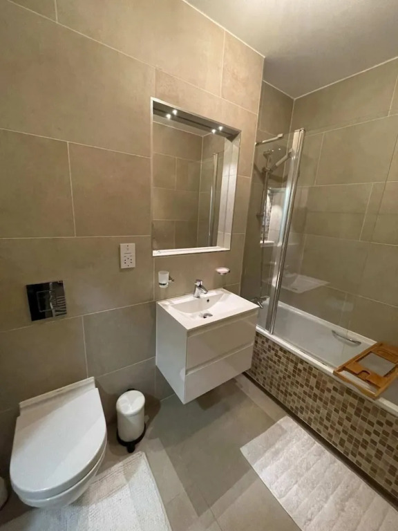Chic Victorian Flat in Private Estate - Mile End!