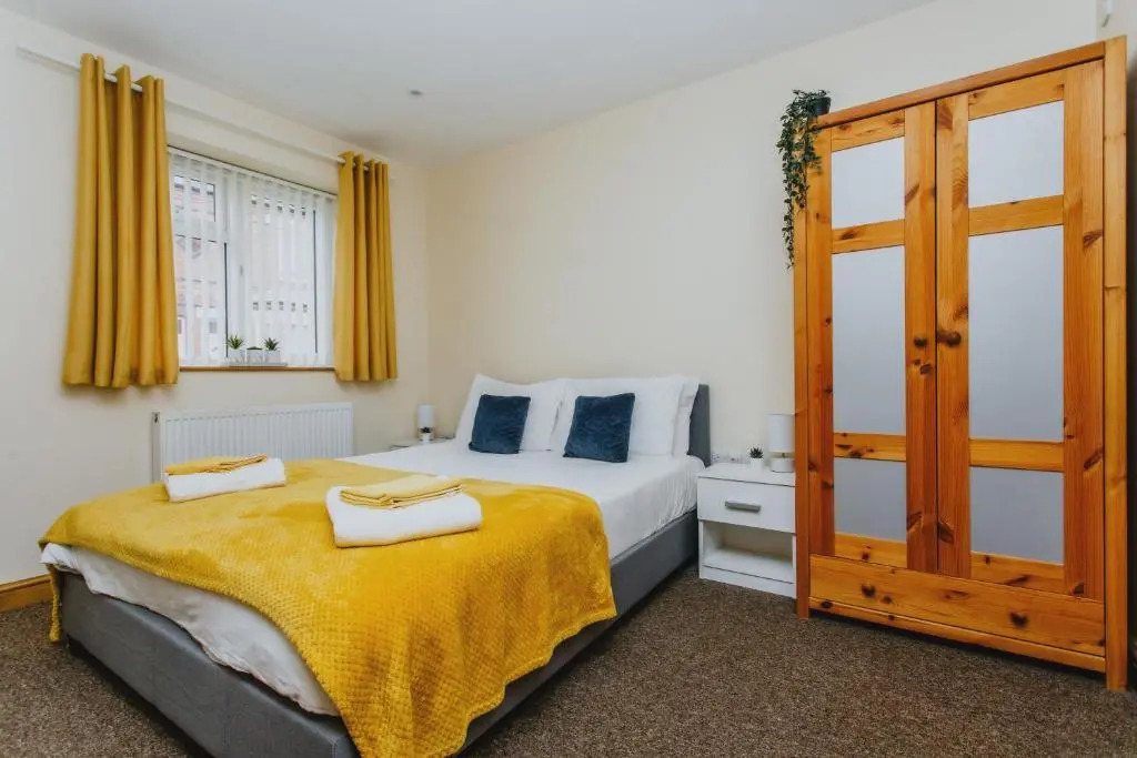 Home from Home 1 king size bed Apartment Near Hospital & Tennis