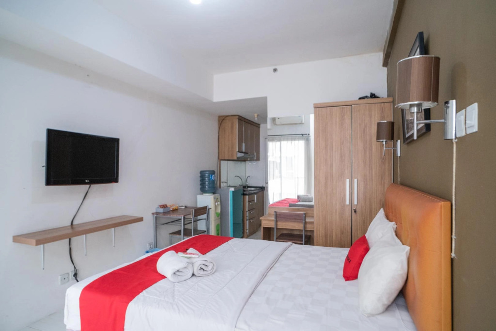 RedDoorz Apartment @ Skylounge Tamansari