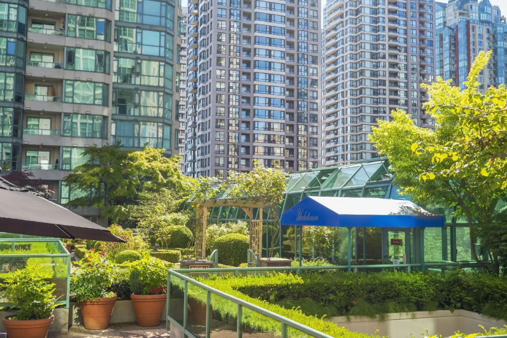 Rosedale on Robson Suite Hotel