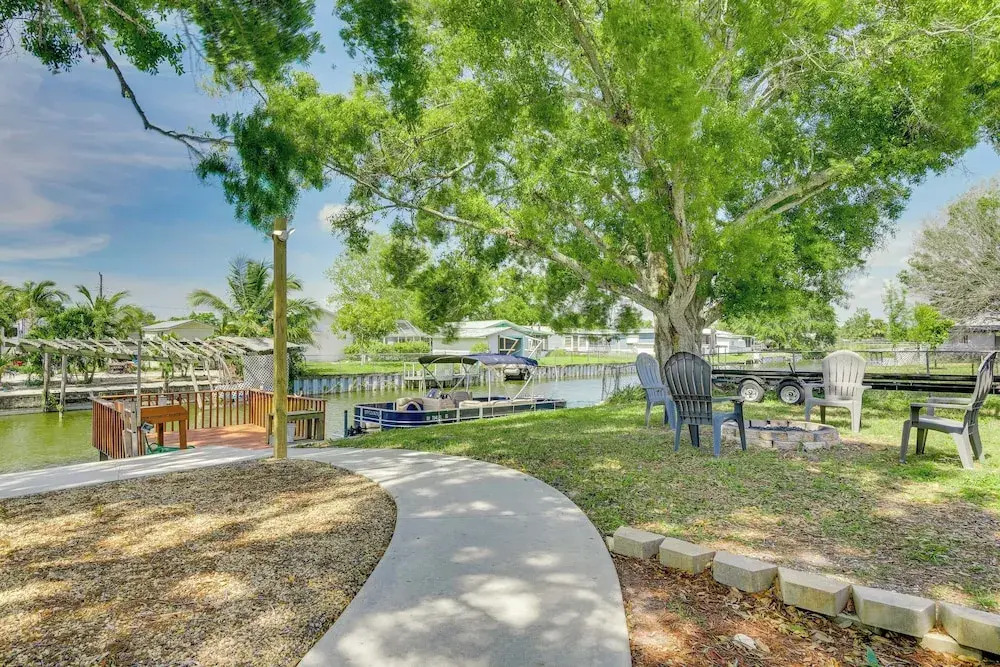 Waterfront Okeechobee Getaway w/ Backyard Dock!