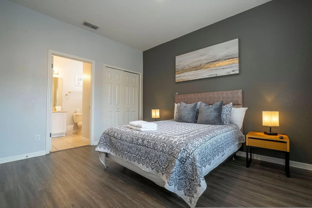 Cozy 4BR Regal Oaks w hot tub