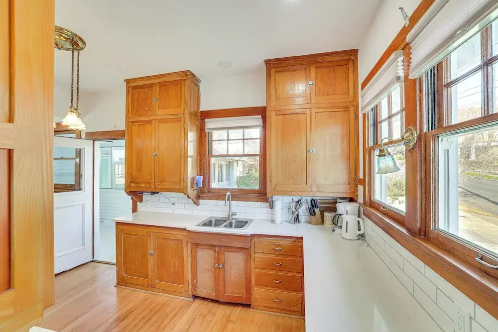 1 Mi to Pendleton Round-up: Historic 'elnor' Home