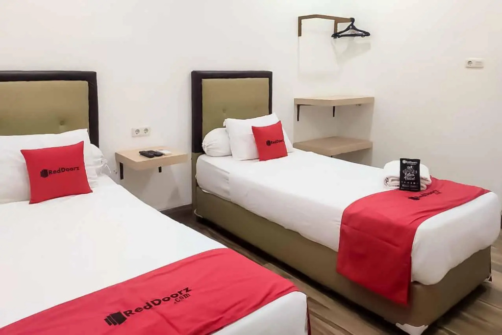 RedDoorz Plus @ Jalan Veteran Palembang