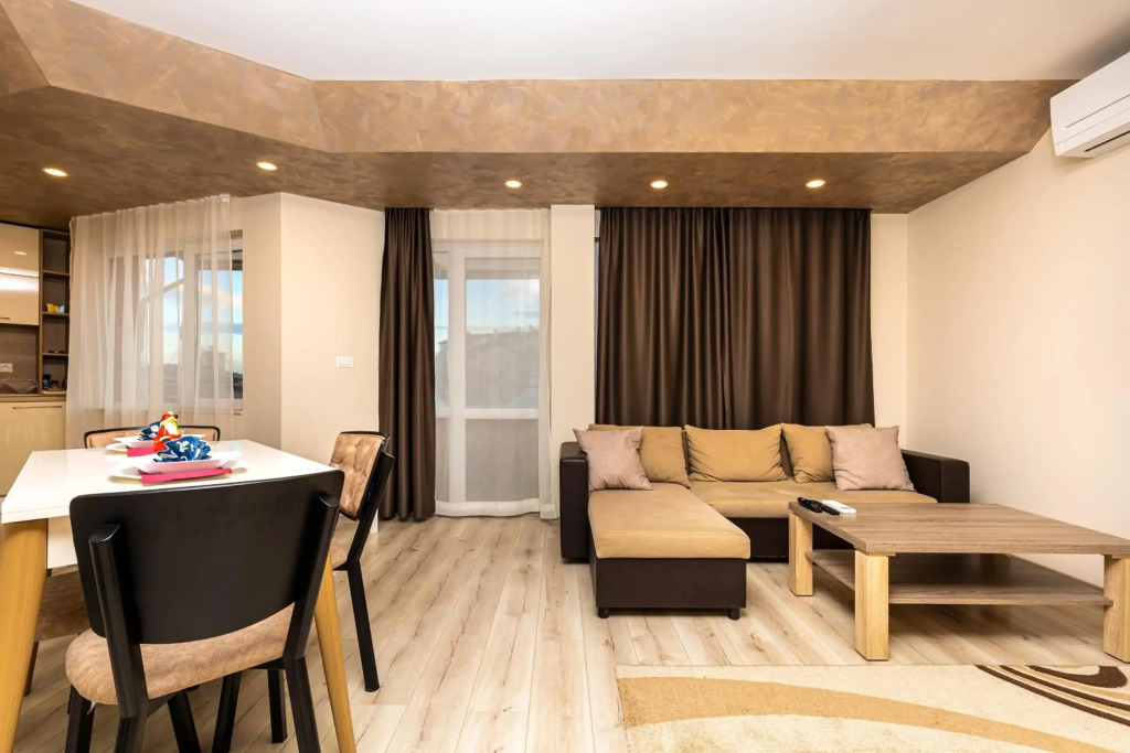 Sunny 1BD Apartment in OLD TOWN
