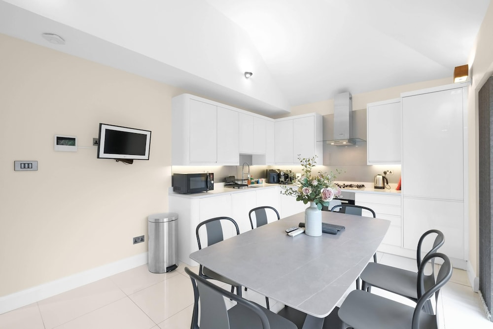 Modern Comfort 2-Bedroom, 2-Bathroom House