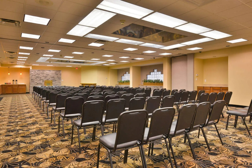 Lamplighter Inn & Suites Pittsburg