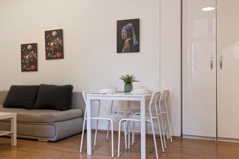 Urban Haven 1BR With 1LR Downtown