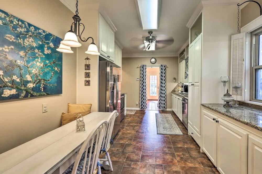 Walk to Midwestern State: Wichita Falls Cottage!