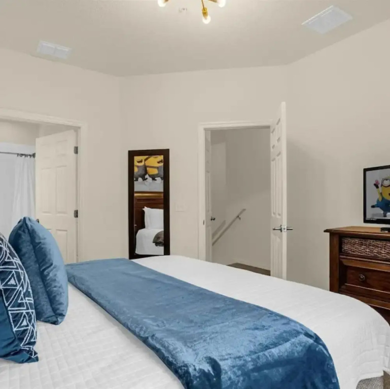 Luxury 4 BDR House Near Disney 11105