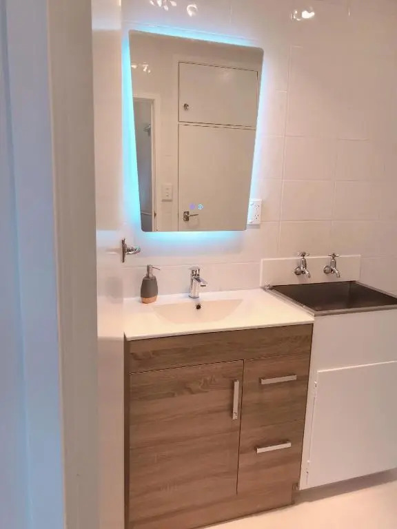 Bright Eden Park two bed townhouse private parking
