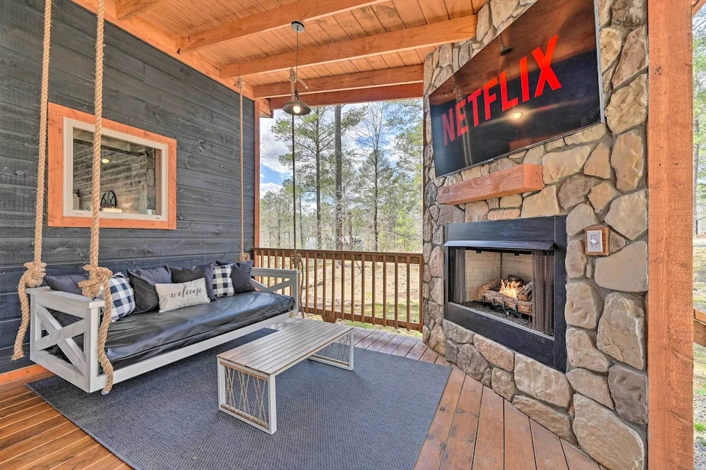 'honey's Nook' Broken Bow Home w/ Hot Tub + Decks!