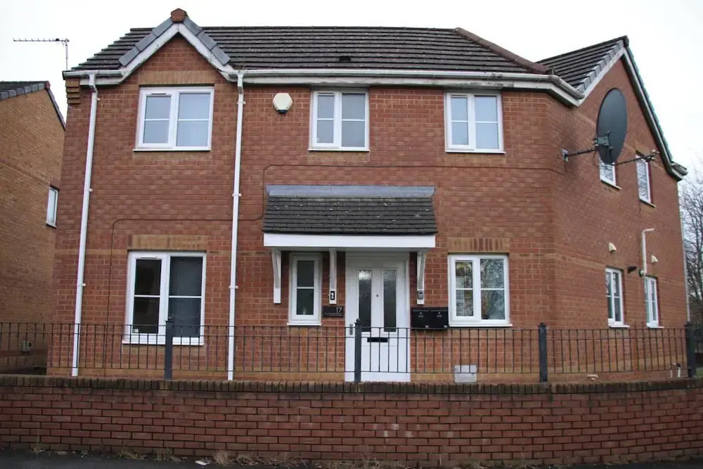 3 Bedroom House Close to City Centre/ Free Parking