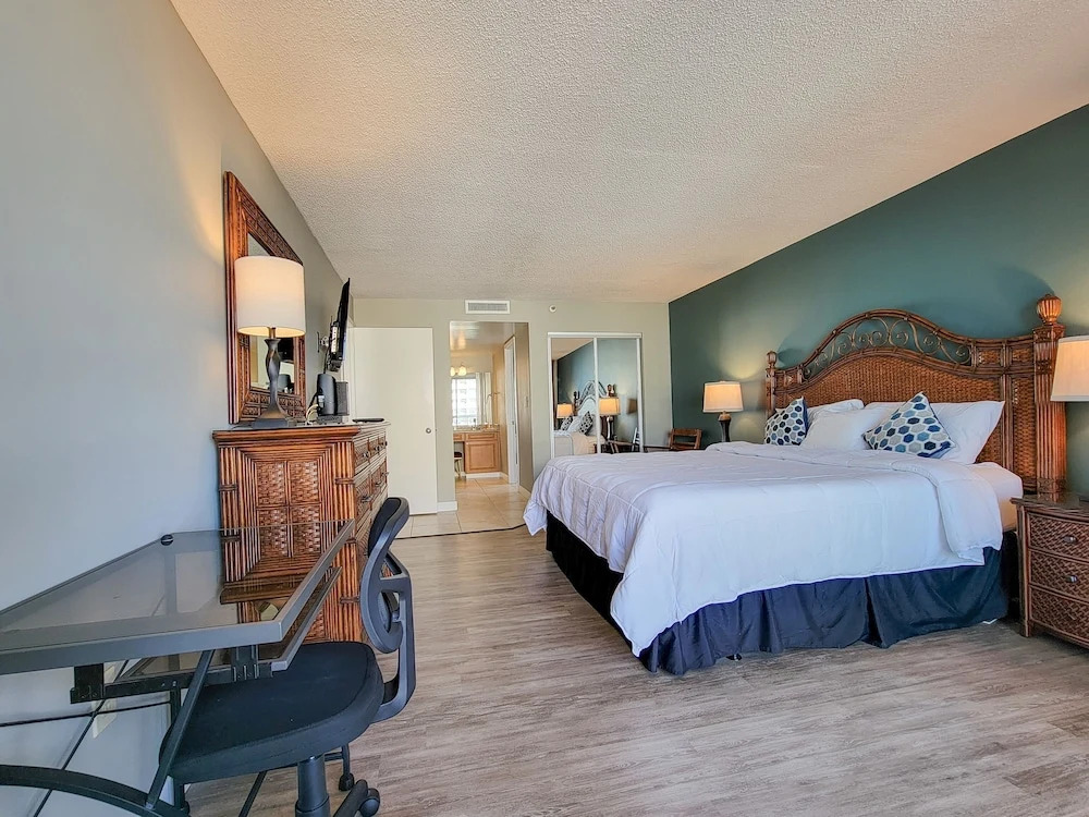 1201 South Hampton 2 Bedroom Condo