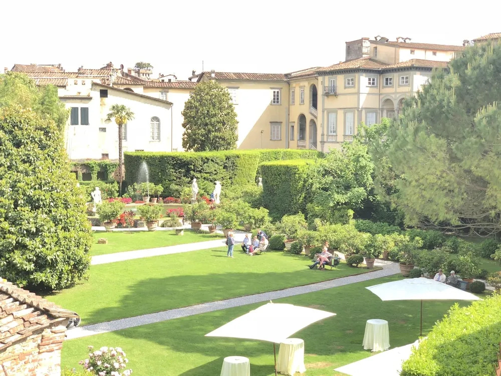 Apartment With Garden