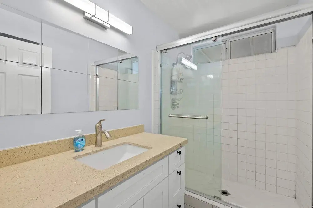 Bright Cozy Home w Full Kitchen Garage Backyard