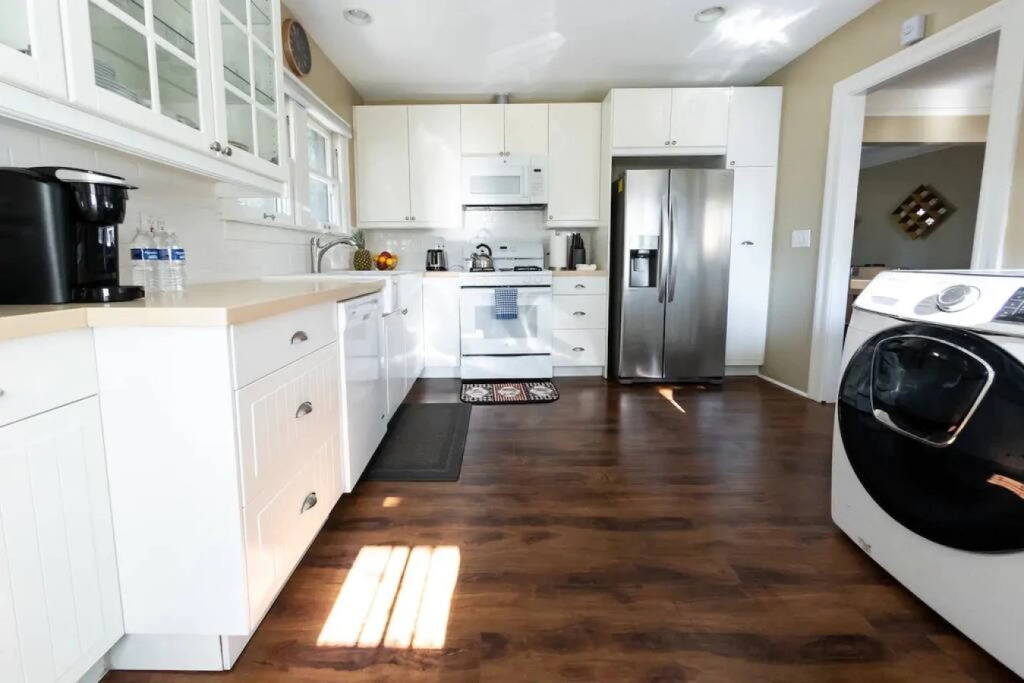 QUAINT UPDATED 2-BEDROOM HOUSE IN GLENDALE  (p2)