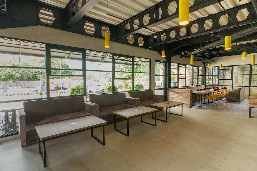 Summerville Hotel & Coffee Shop