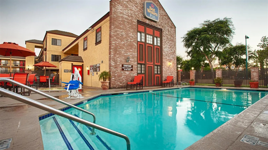 Best Western Plus Raffles Inn & Suites