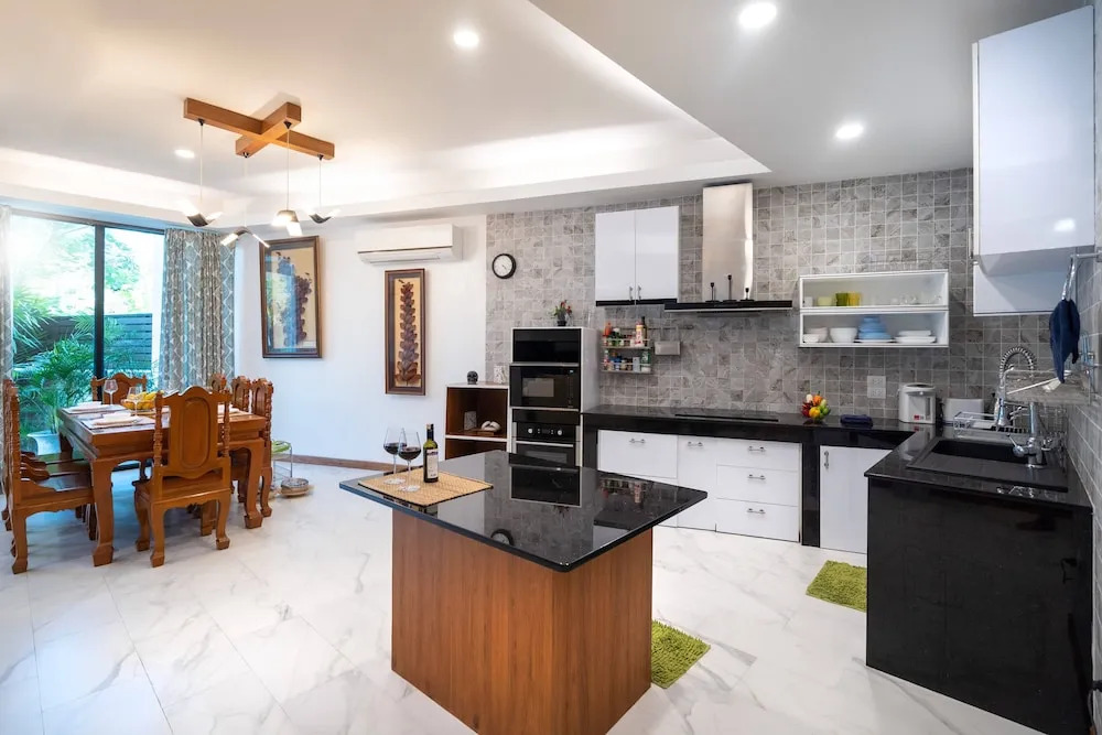 Bright Luxury Villa W Garden Pool & Sauna