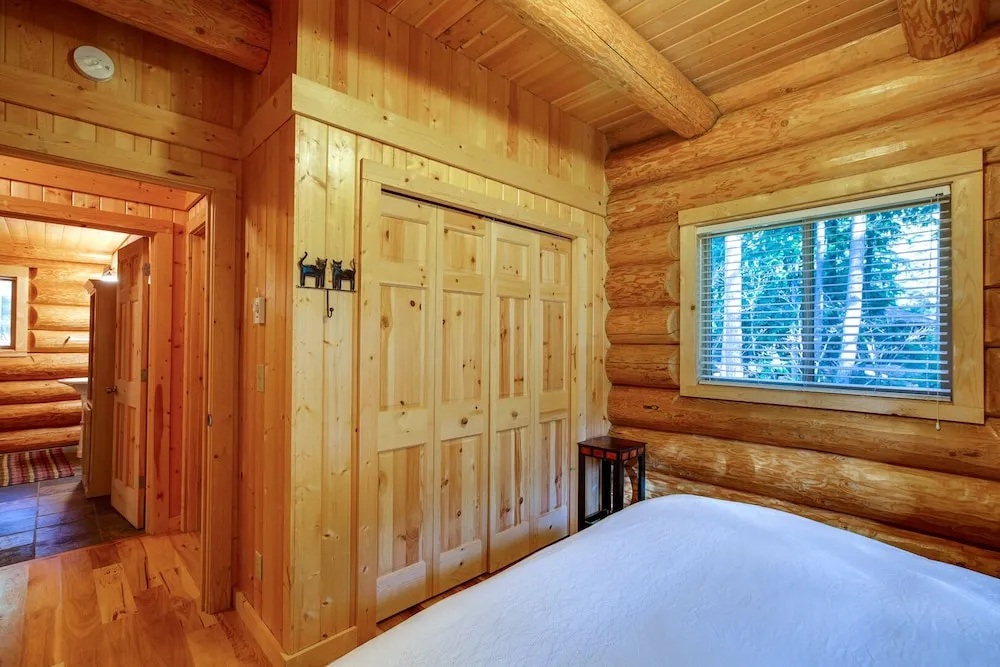 Snowline Cabin #33 - A Stunning Family Log Home With a Hot Tub and Wifi!