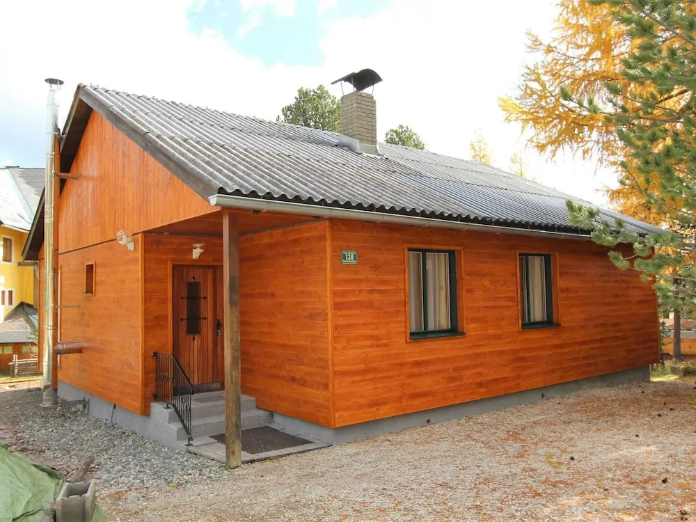 Sunlit Cabin with Jacuzzi in Turracherhohe