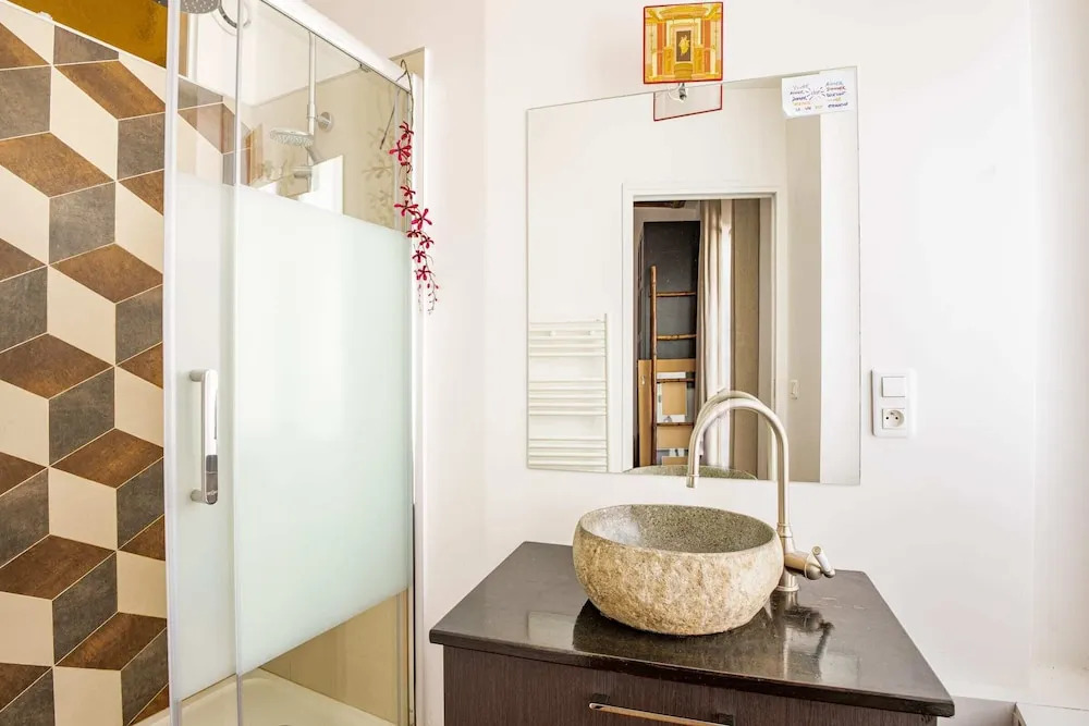 Loft-inspired Flat Near Montmartre, Sleeps 4
