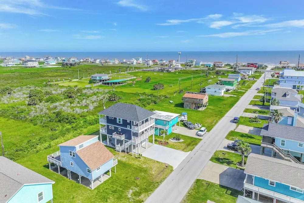 Galveston Getaway w/ Outdoor Bar: Walk to Beach!