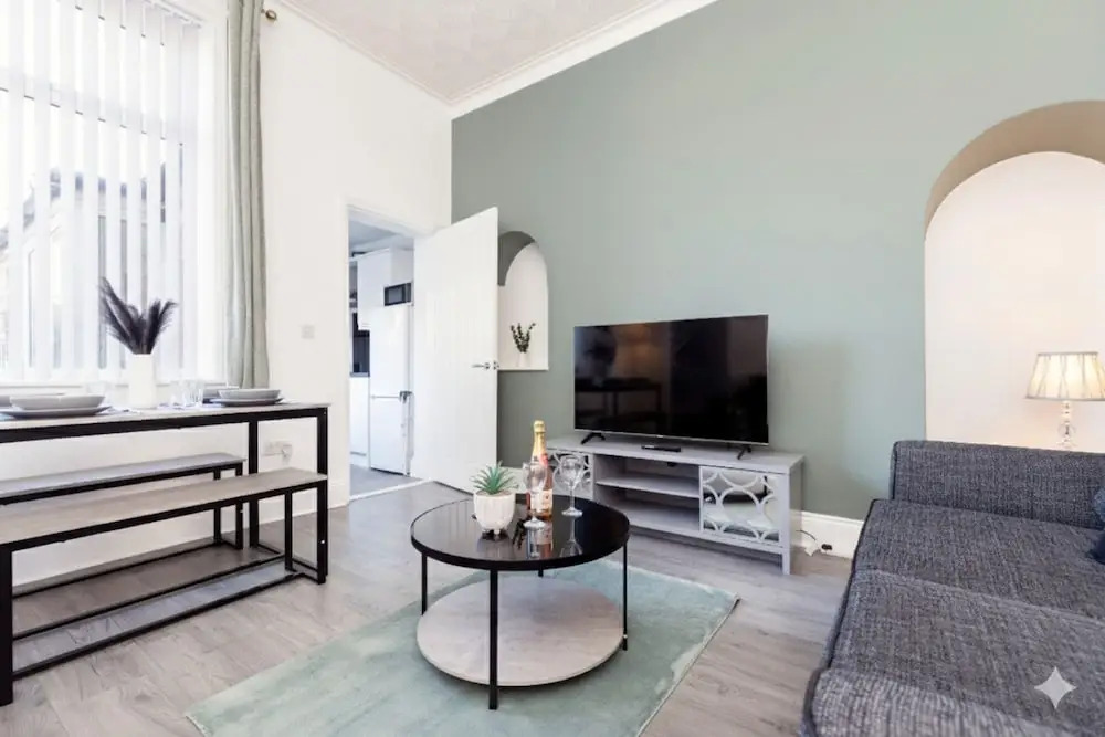 Stylish 3BR Home With Parking by University