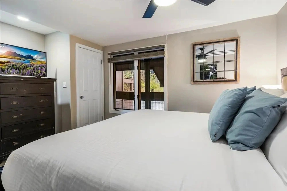 Lakefront Condo Indoor Pool, Sauna, & Pickle Ball