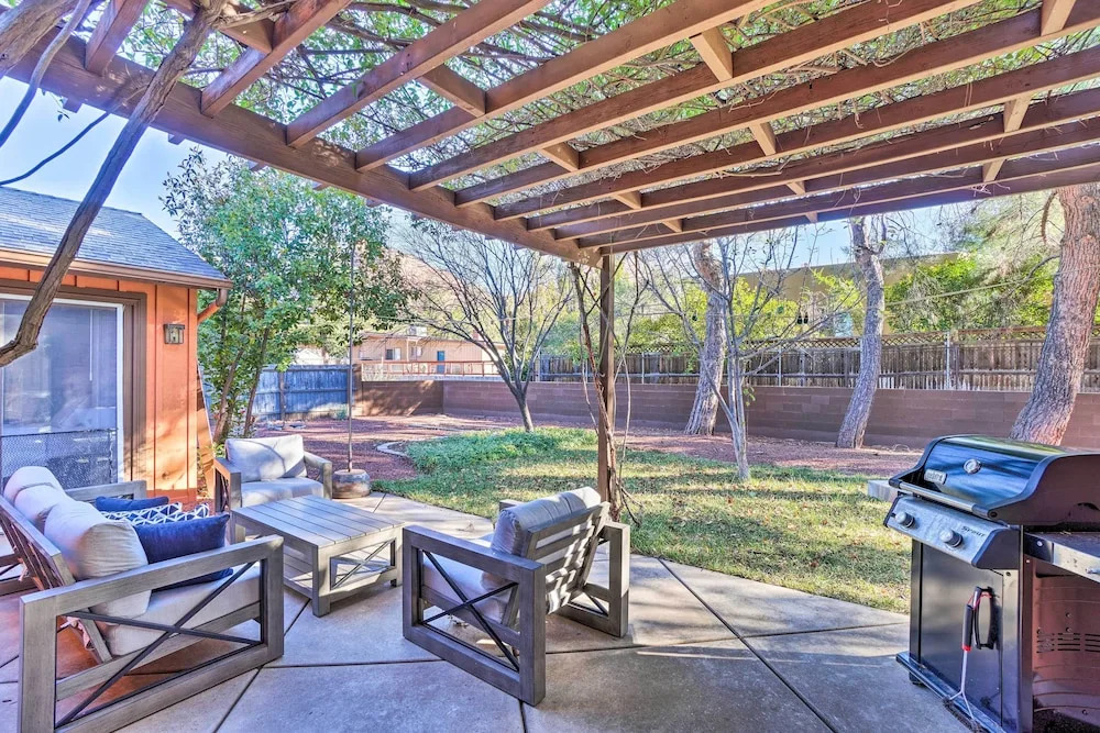 1 Mi to Cathedral Rock Trailhead: Home w/ Sunroom