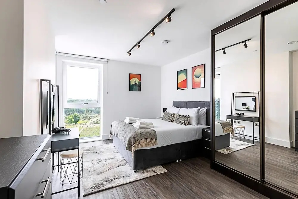 Sleek and Stylish 9th Floor Apartment