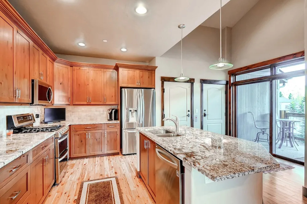 Sleek 3br, 3ba W/hot Tub, 3 Patios, Mountain Views 3 Bedroom Condo