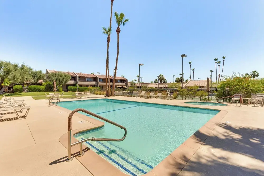 Chic, Walkable Desert Retreat - Private & Serene