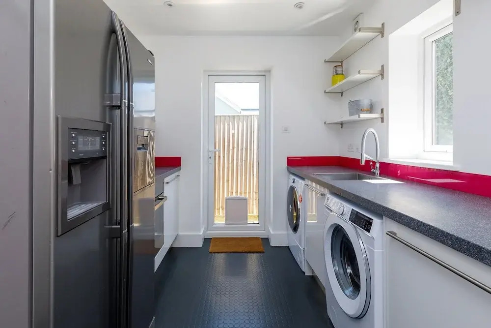 Gorgeous home for 12 - Walk to Beach - Sea View