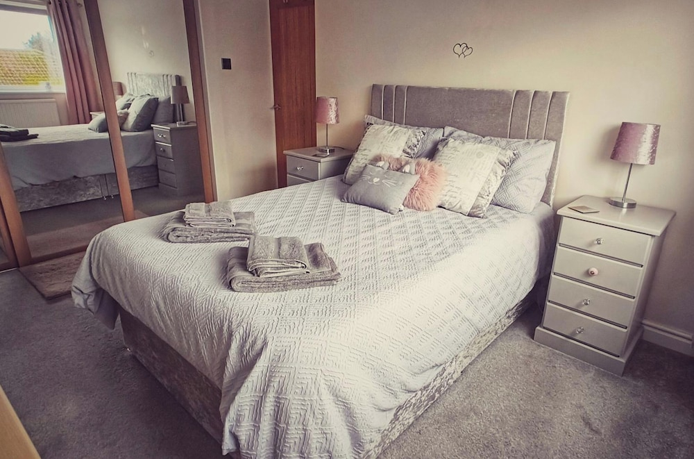 Near Beach - Garden - Pets - Parking - Sleeps 4