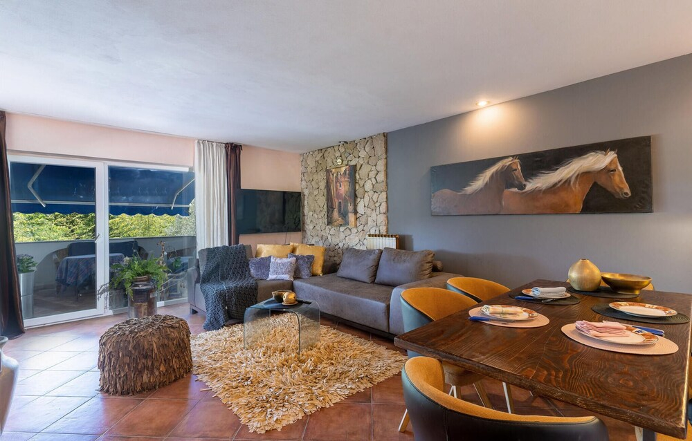 Beautiful Apartment in Brncici With Wifi and 2 Bedrooms