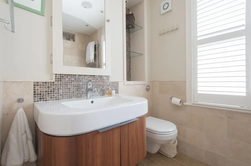 Beautiful Barnes Home with Garden